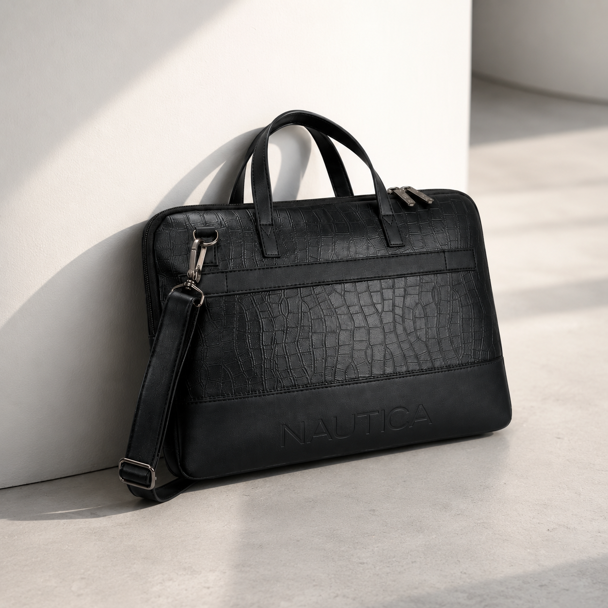 FEATURES : NEW ENGLISH COLOR CROCO TEXTURED DESIGN COMPACT SIZE / WITH STRAP INSIDE POKET ZIP 16.5*11.5*2 INCH SIZE NAUTICA 04 - BLACK image 3